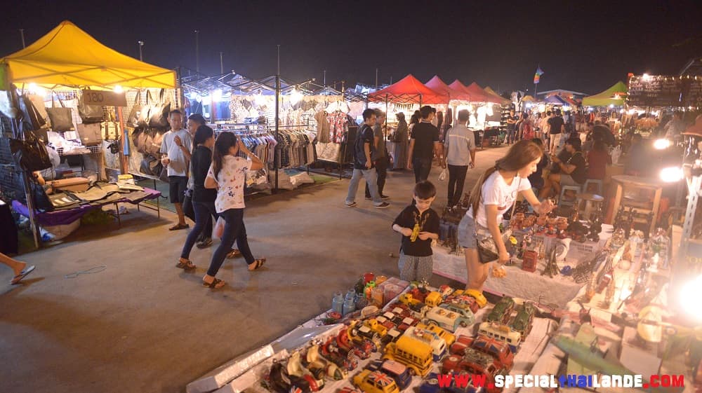 Visiter Talad Rot Fai Market à Bangkok (marché de nuit à Bangkok)