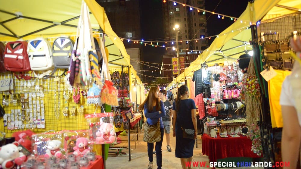 Neon Market à Bangkok - Marché de nuit