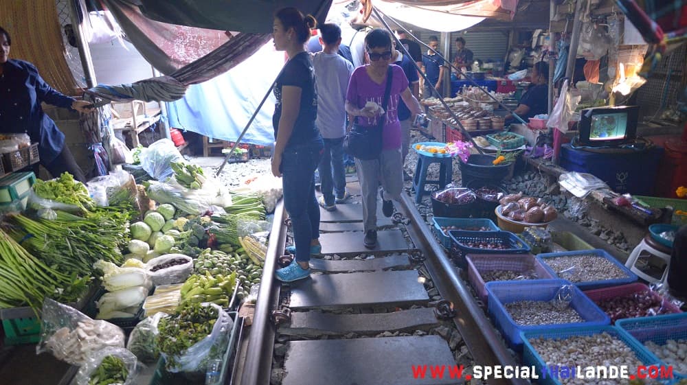 Maeklong Railway Market, le train qui traverse le marché Maeklong Railway Market